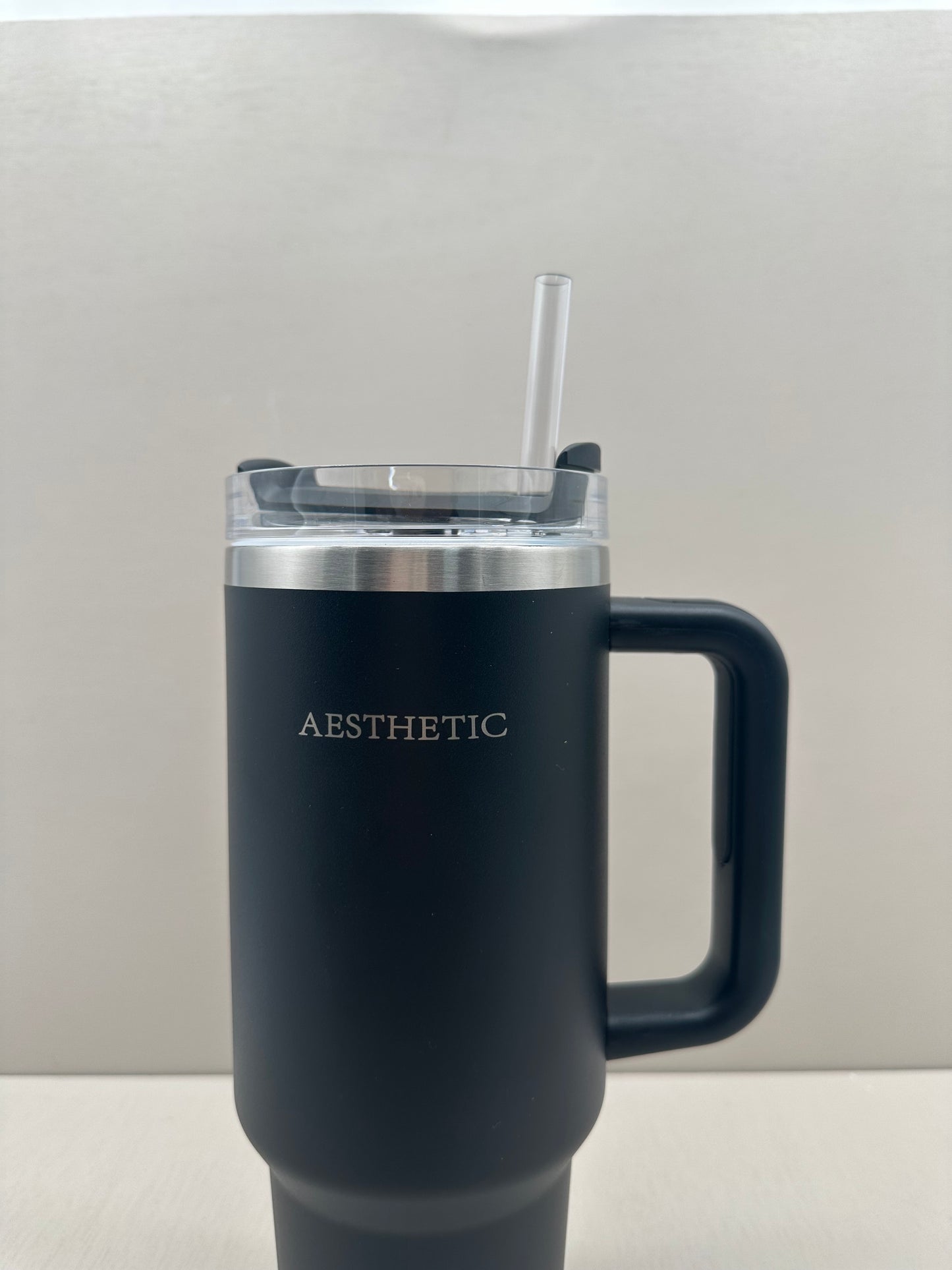 Aesthetic black Thermobeker met Handvat en Rietje”