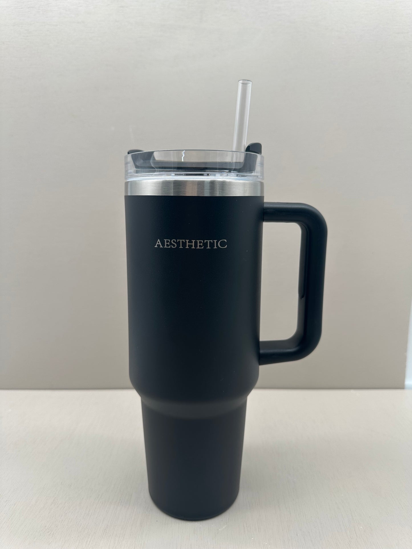 Aesthetic black Thermobeker met Handvat en Rietje”