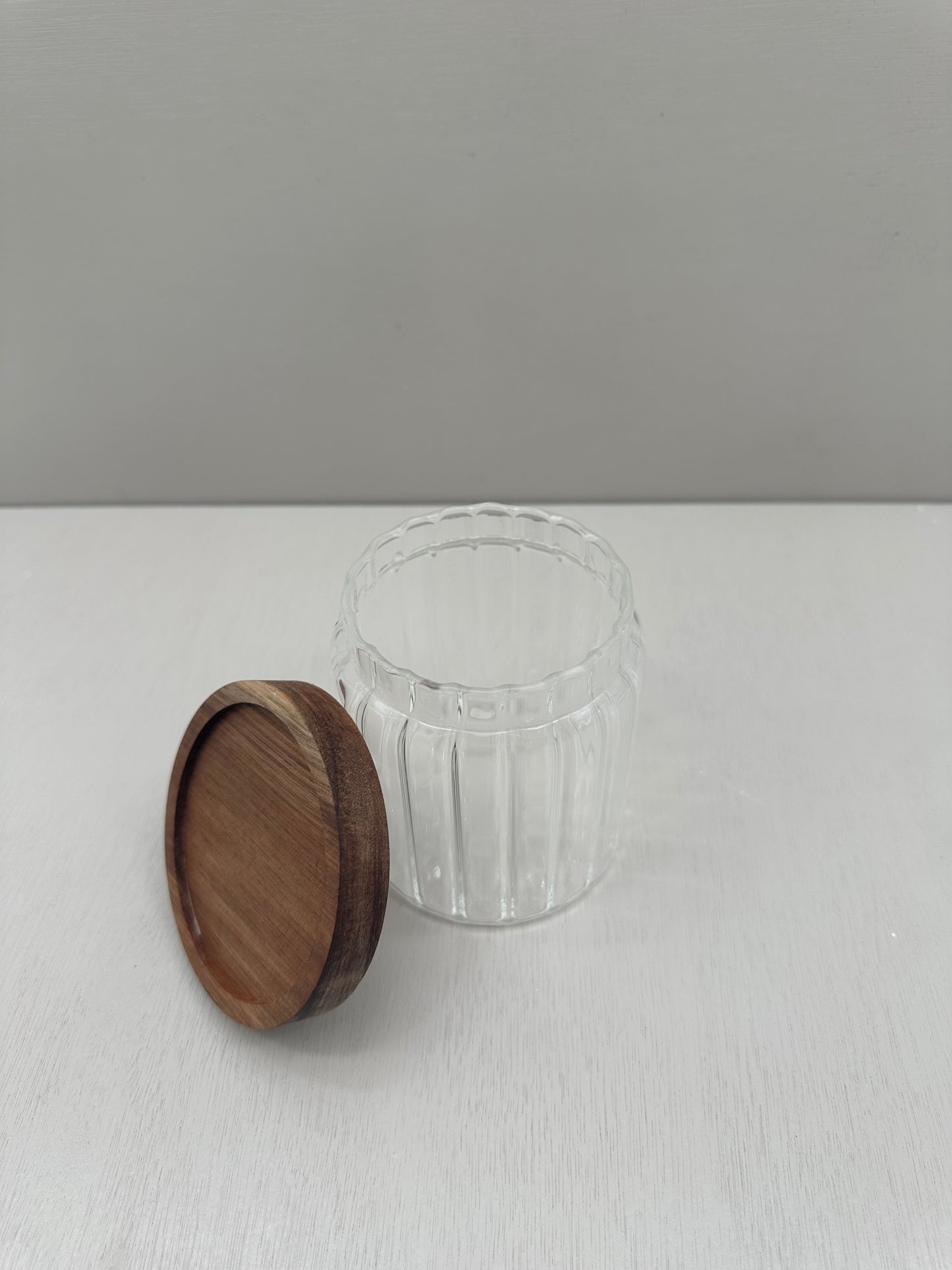 Voorraadpot grove ribbleglas short - acacia deksel 500cc