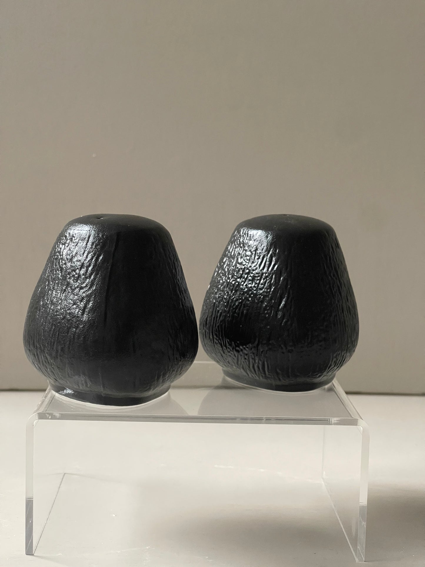 Stone asymmetrisch salt and pepper black